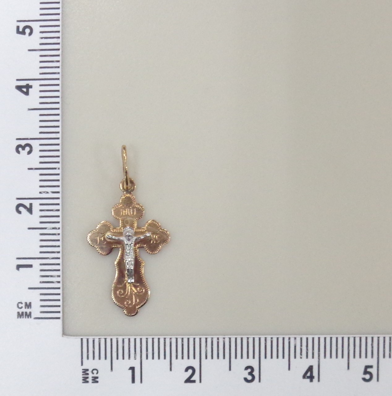 Подвеска-крест из комбинированного золота